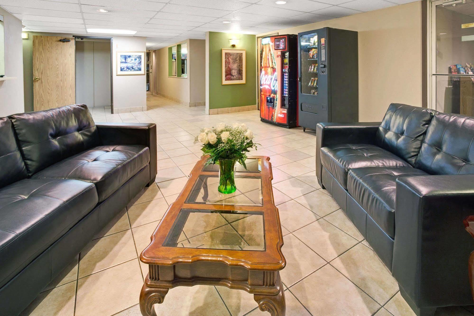 Super 8 By Wyndham Henderson North East Denver Buitenkant foto