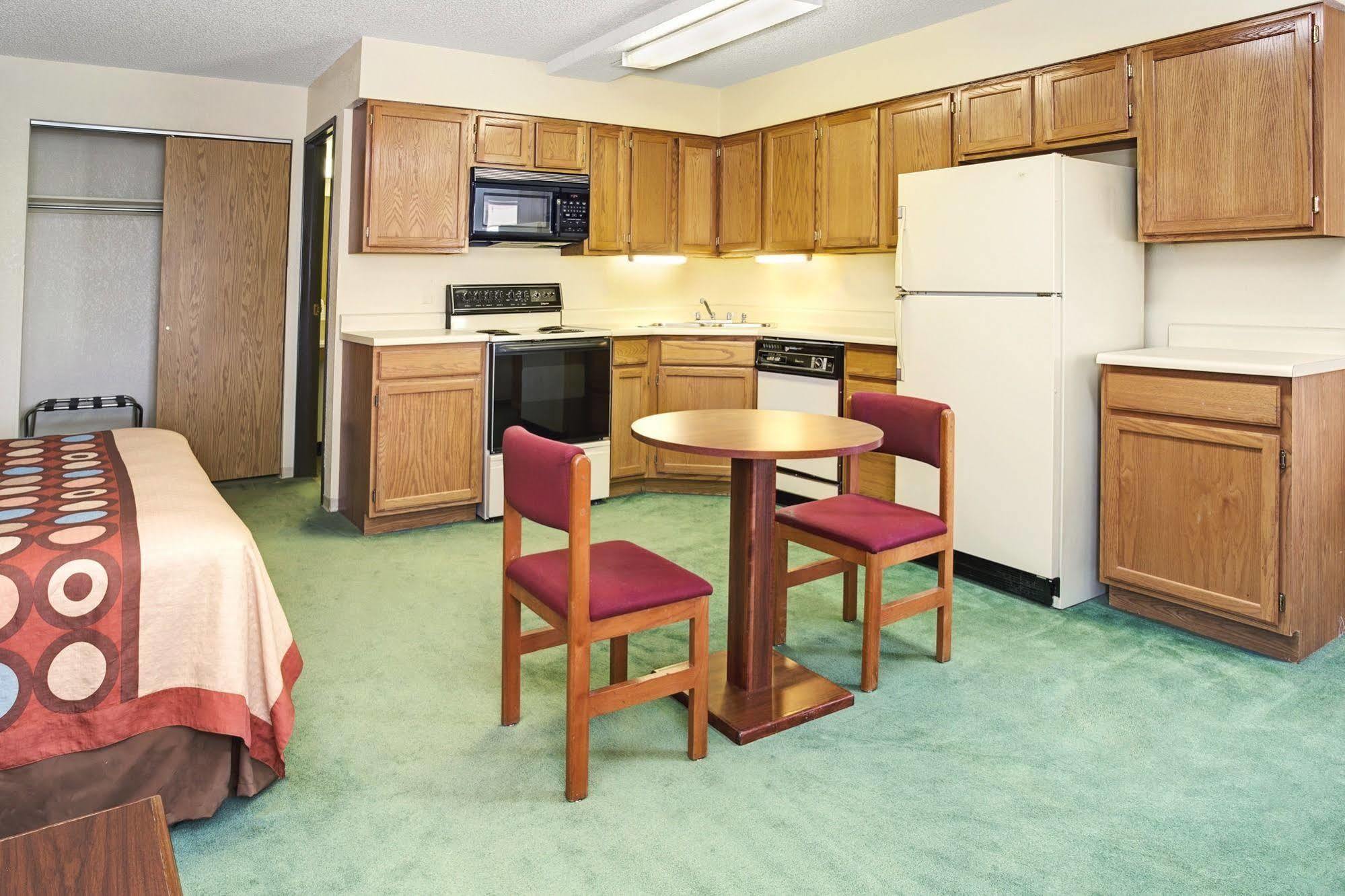 Super 8 By Wyndham Henderson North East Denver Buitenkant foto