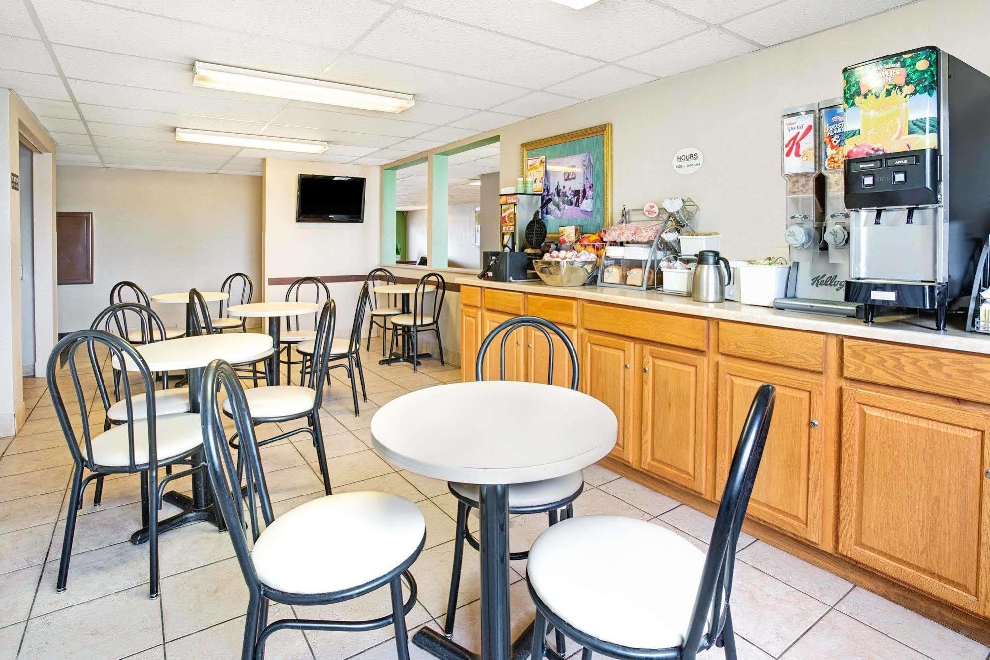 Super 8 By Wyndham Henderson North East Denver Buitenkant foto